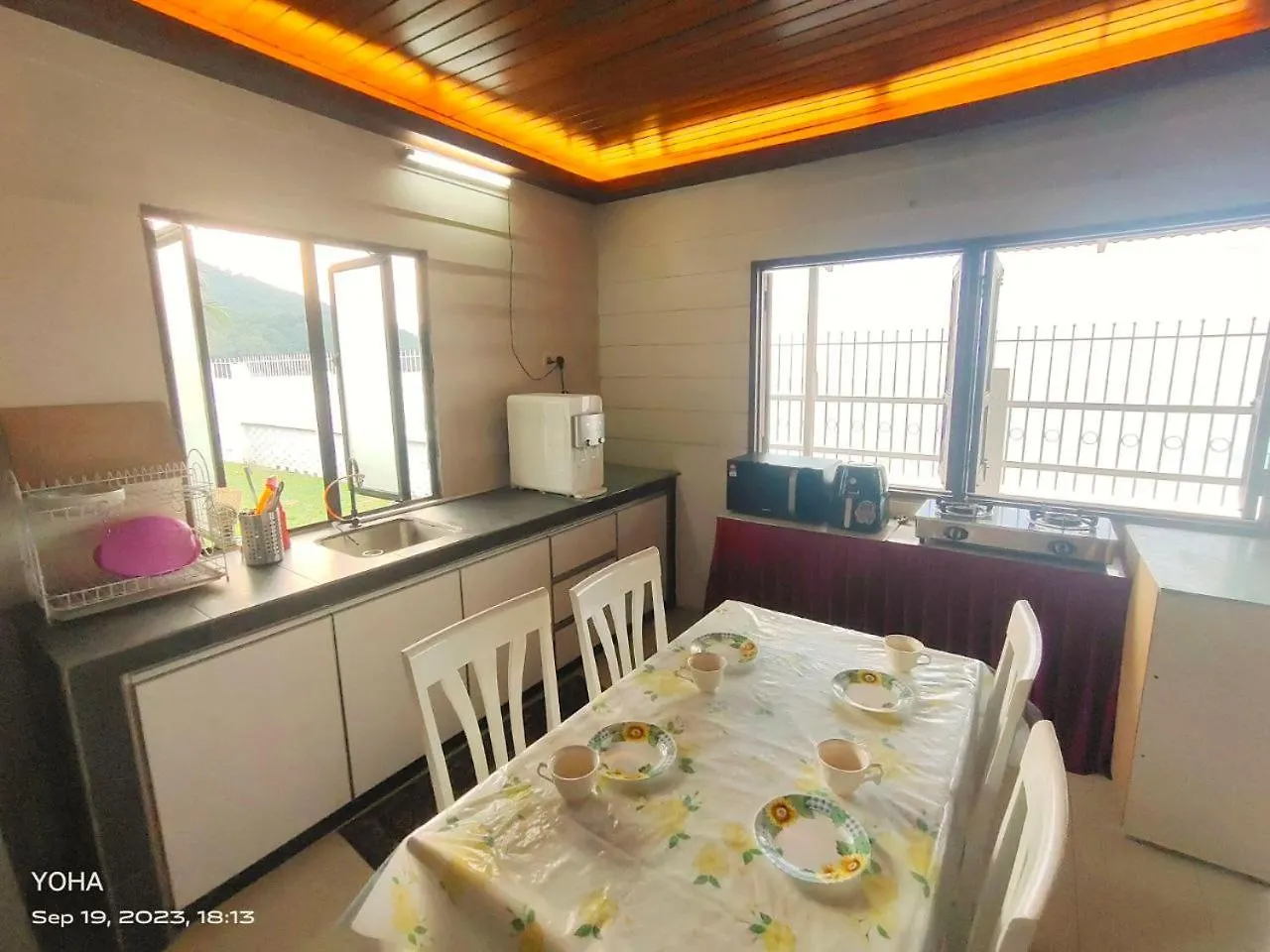 Beach-Front Mini-Chalet - Private Beach Access, Ktv, Seaview Pool, Bbq And Beyond! Tanjung Bungah