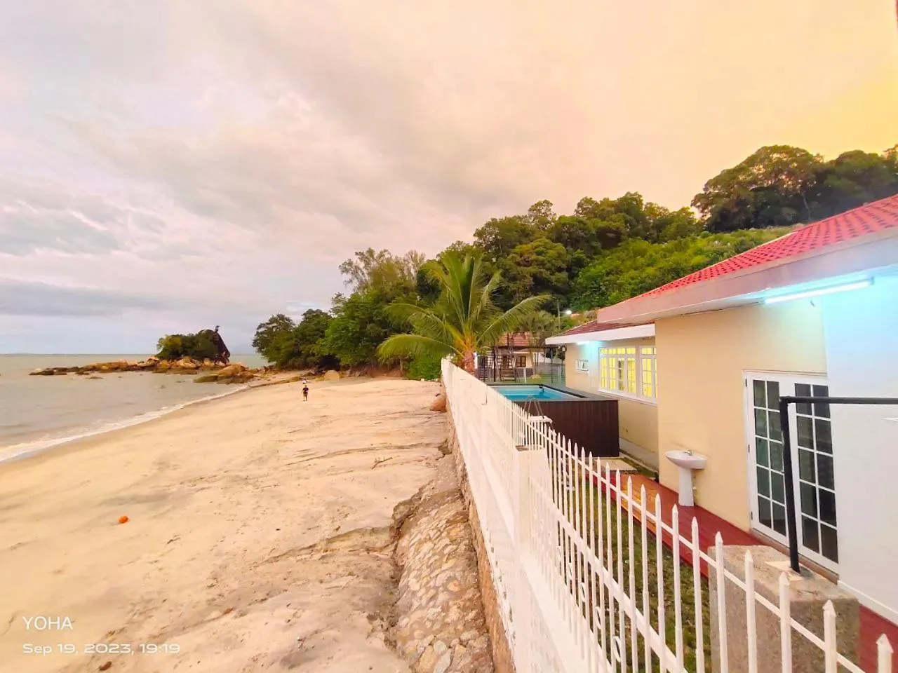 Beach-Front Mini-Chalet - Private Beach Access, Ktv, Seaview Pool, Bbq And Beyond! Tanjung Bungah  0*, Tanjung Bungah (Penang) Malesia
