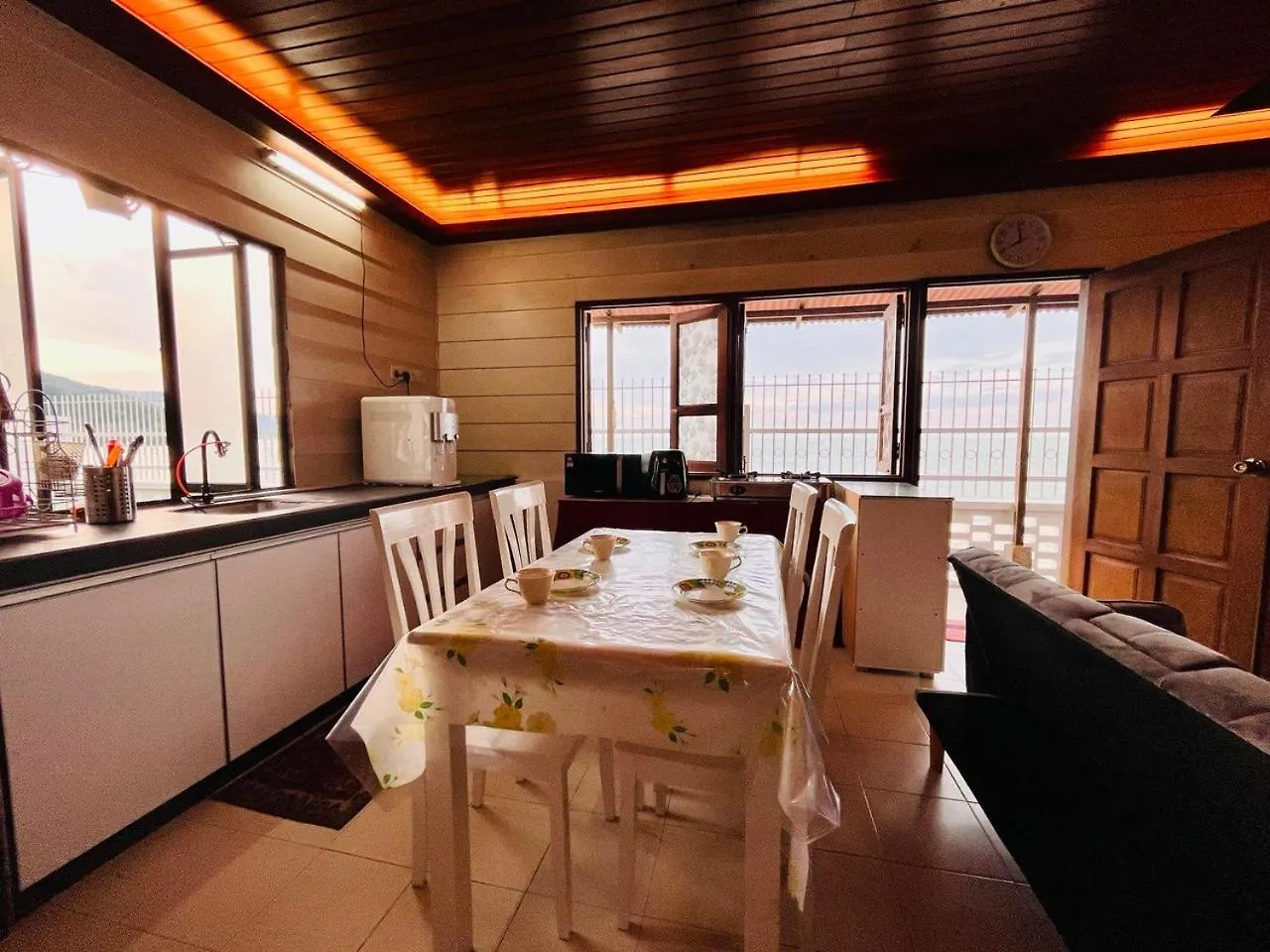 Beach-Front Mini-Chalet - Private Beach Access, Ktv, Seaview Pool, Bbq And Beyond! Tanjung Bungah  Casa de Férias
