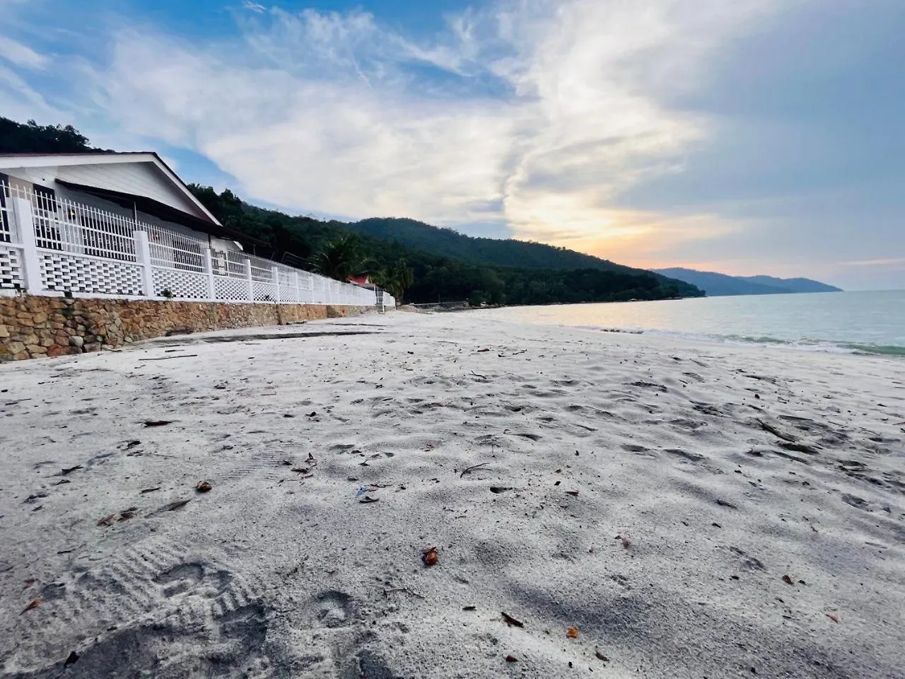 Beach-Front Mini-Chalet - Private Beach Access, Ktv, Seaview Pool, Bbq And Beyond! Tanjung Bungah  0*, Tanjung Bungah (Penang) Malásia