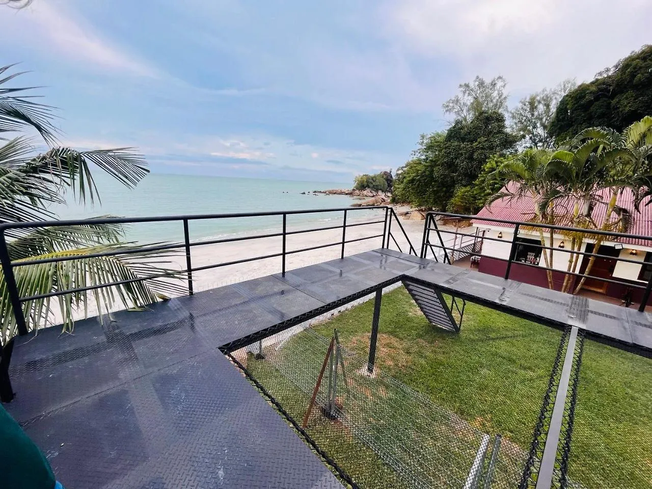 Beach-Front Mini-Chalet - Private Beach Access, Ktv, Seaview Pool, Bbq And Beyond! Tanjung Bungah  0*, Tanjung Bungah (Penang)