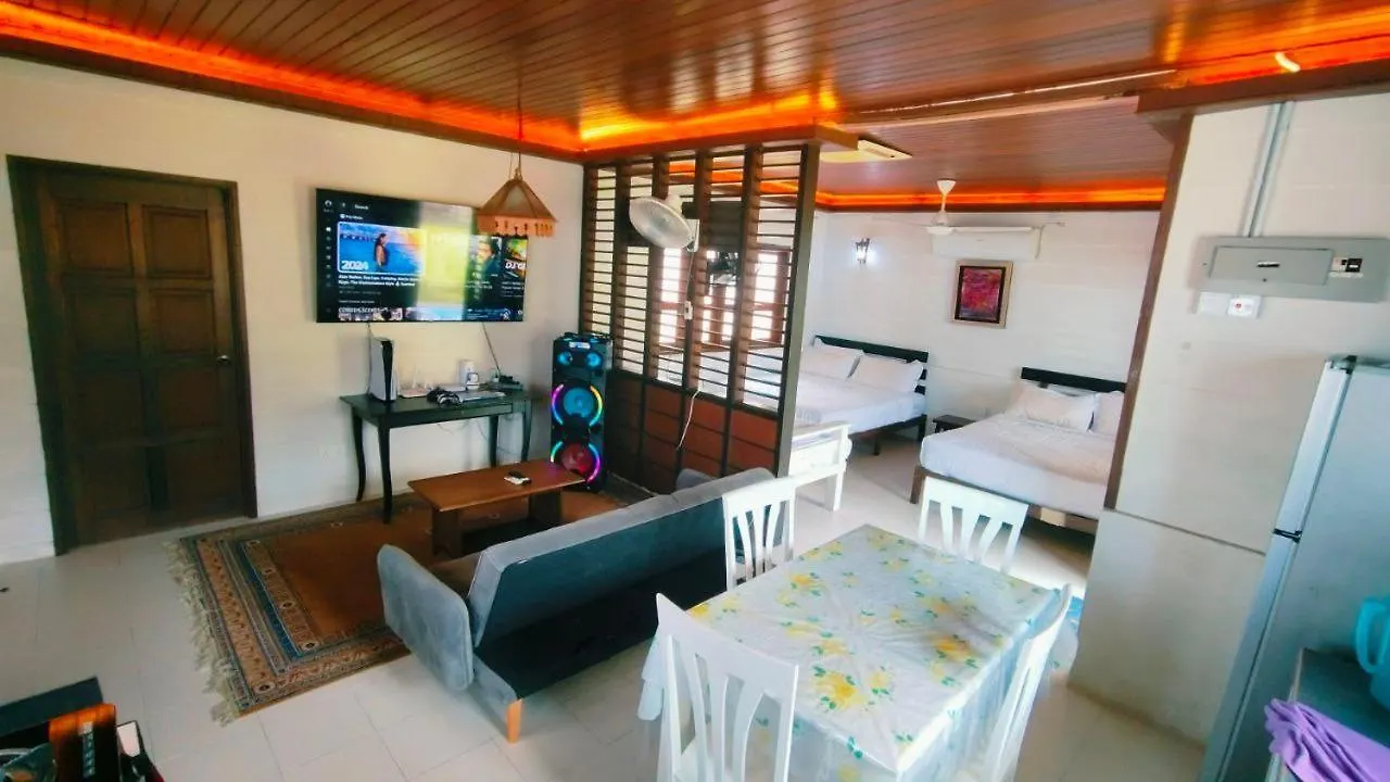 Beach-Front Mini-Chalet - Private Beach Access, Ktv, Seaview Pool, Bbq And Beyond! Tanjung Bungah  0*, Tanjung Bungah (Penang) Malásia